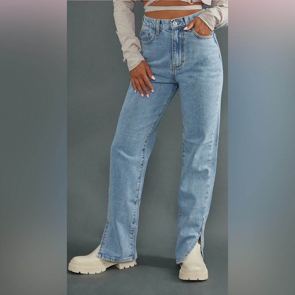 Pretty Little Thing Petite Light Wash Split Hem Jeans 💙